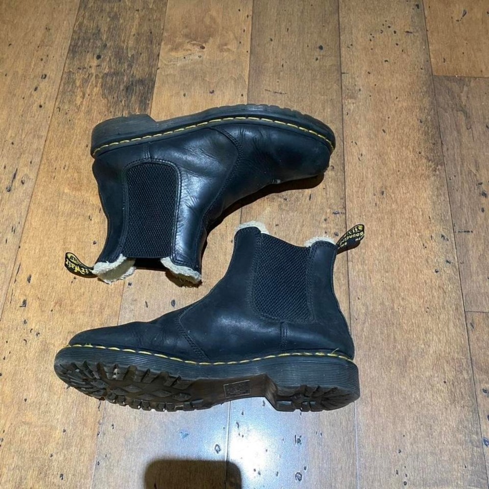 Dr. Martens black leather Chelsea boots with fur lining Size 9 - Picture 2 of 5